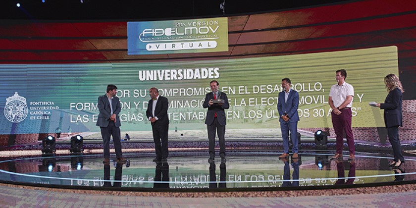 La UC y uno de sus académicos son reconocidos en Feria Internacional de Electromovilidad