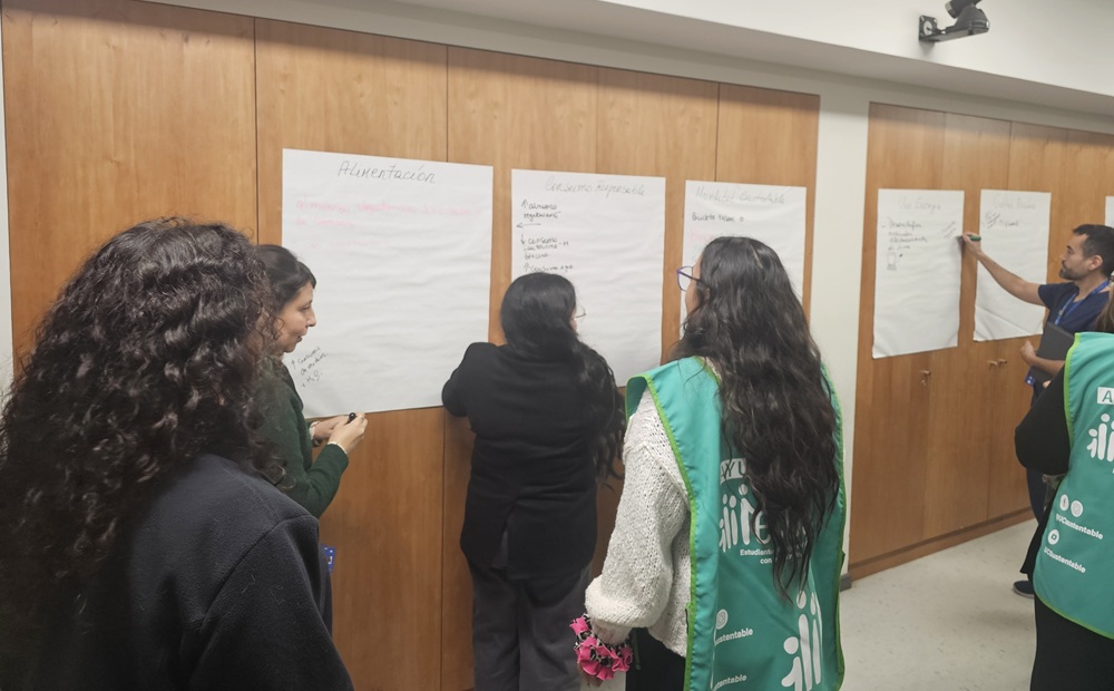 Escuela de Enfermería UC integra a toda su comunidad en el programa Oficina Verde 