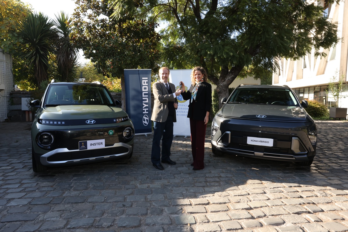 Universidad Católica y Hyundai Chile firman alianza para promover la electromovilidad en el país